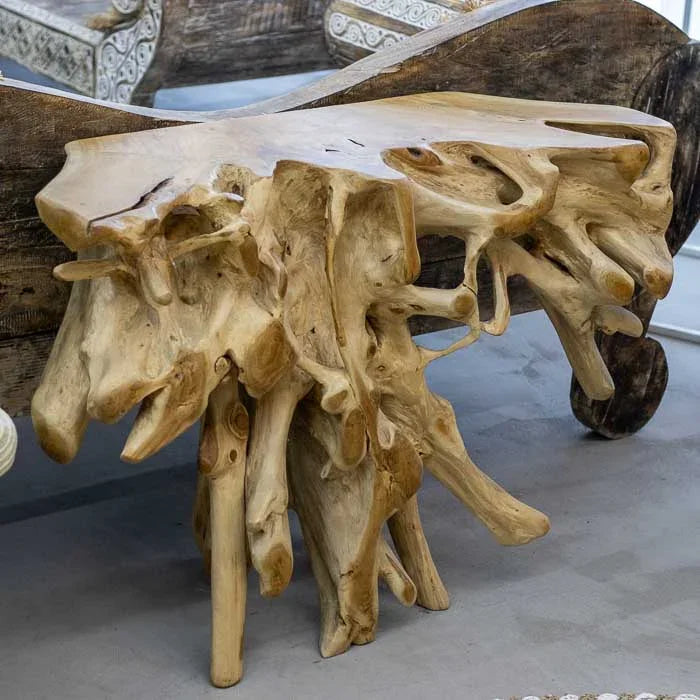 Raiz de teca transformada em aparador artesanal balinês com tampo plano e formas naturais irregulares.