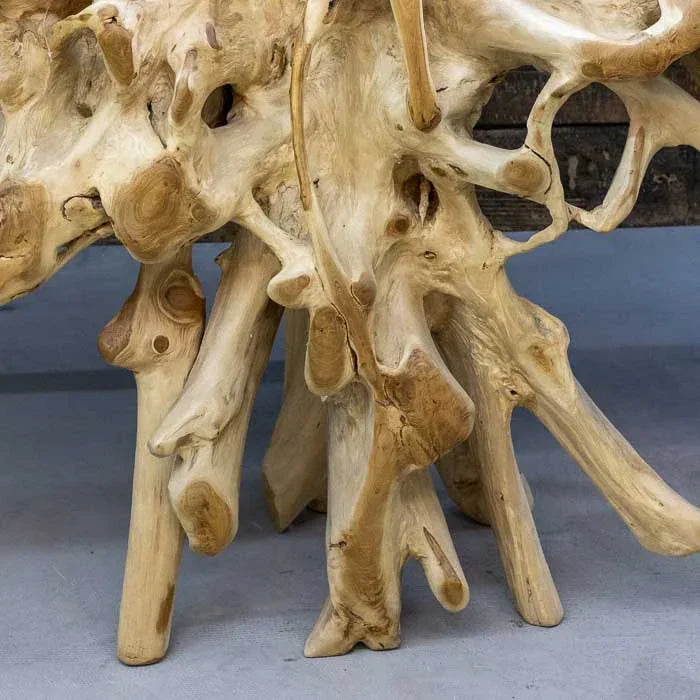 Aparador natural em madeira teca com raiz entrelaçada e acabamento acetinado ideal para decoração boho e tropical.