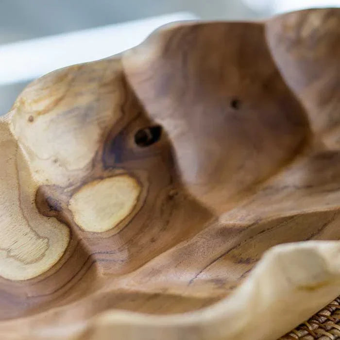 Centro de mesa natural em madeira Suar com design de folha esculpida, artesanato tropical que valoriza ambientes orgânicos e boho.