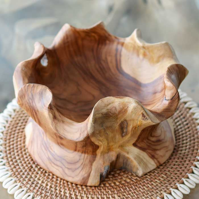 Objeto decorativo artesanal de Bali criado em madeira teca polida, com formato orgânico e base plana adequada para mesas de destaque.