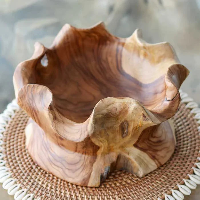Objeto decorativo artesanal de Bali criado em madeira teca polida, com formato orgânico e base plana adequada para mesas de destaque.