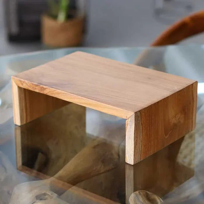 Mini altar em teca média artesanal ideal para velas, incensos e pequenos rituais zen.