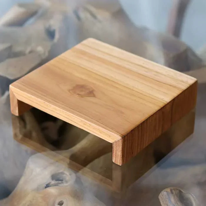 Suporte artesanal em teca de Bali usado como altar para objetos espirituais.