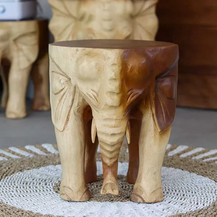 Banco de madeira suar elefante esculpido com acabamento acetinado, peça artesanal de Bali ideal para ambientes naturais.