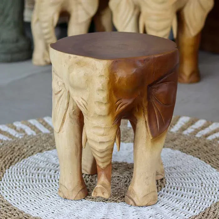 Banco elefante feito em madeira suar com tom mesclado e entalhe detalhado, criado artesanalmente em Bali para compor seu Decor.