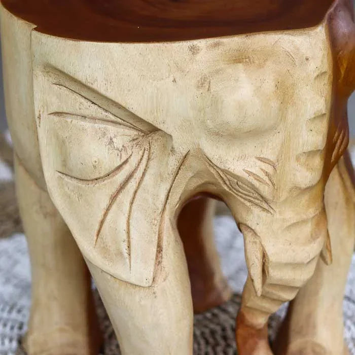 Banco de madeira suar com figura de elefante talhada à mão, acabamento acetinado e estilo rústico perfeito para ambientes zen