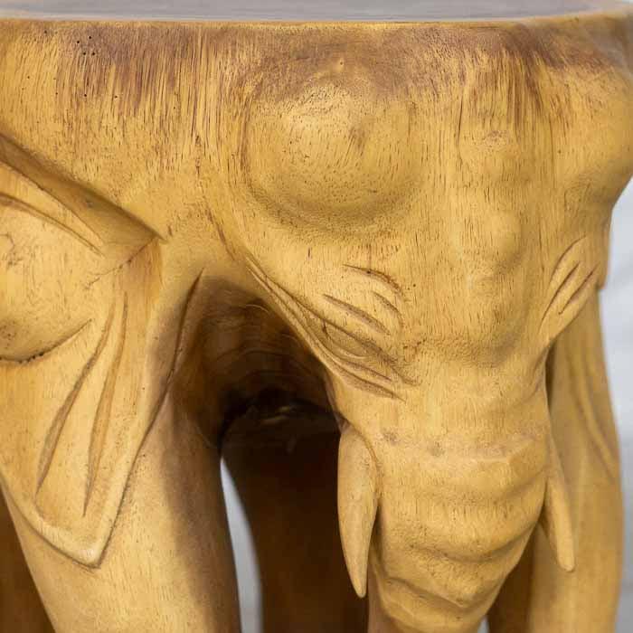 Banco de madeira suar elefante esculpido com acabamento acetinado, peça artesanal de Bali ideal para ambientes naturais.