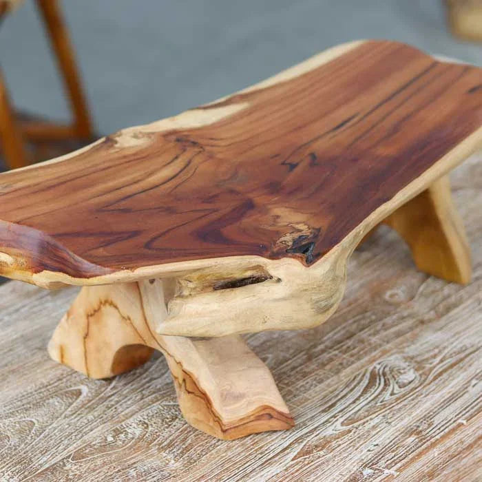 Mesa baixa de teca de Bali com tampo irregular e veios marcados, perfeita como apoio decorativo ou suporte para objetos.