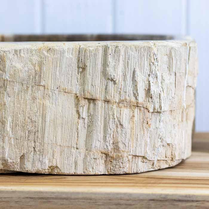 Pia de lavabo esculpida à mão em Bali, com interior polido e veios em tons terrosos.