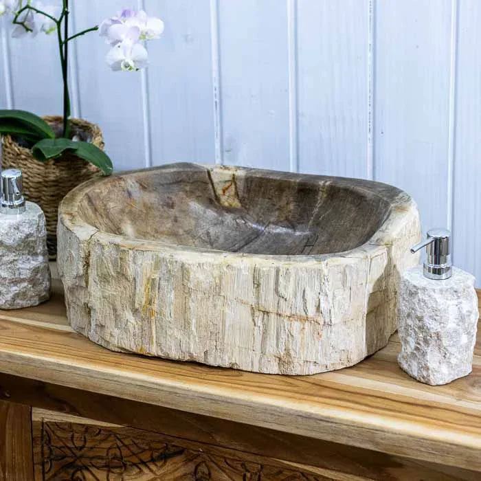 Cuba de madeira petrificada importada, uma peça única com milhões de anos de história.