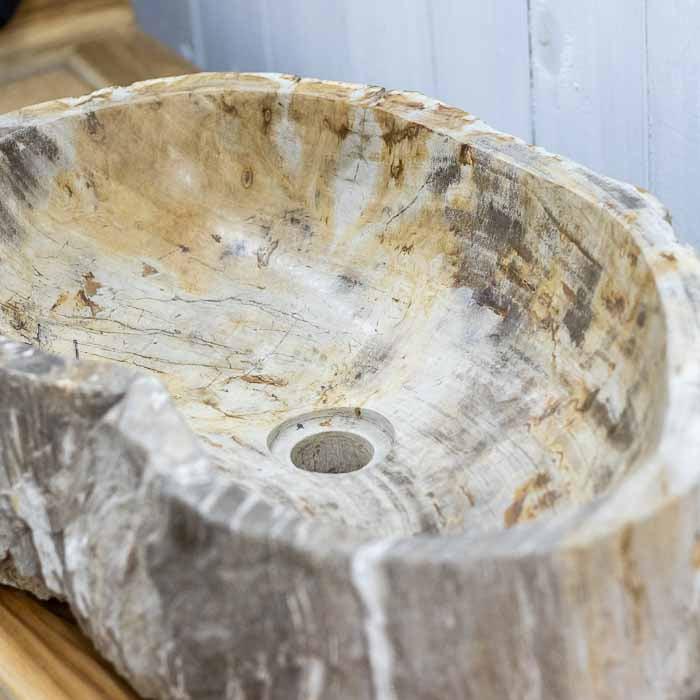 Pia de pedra balinesa, com formato irregular e alto valor agregado.