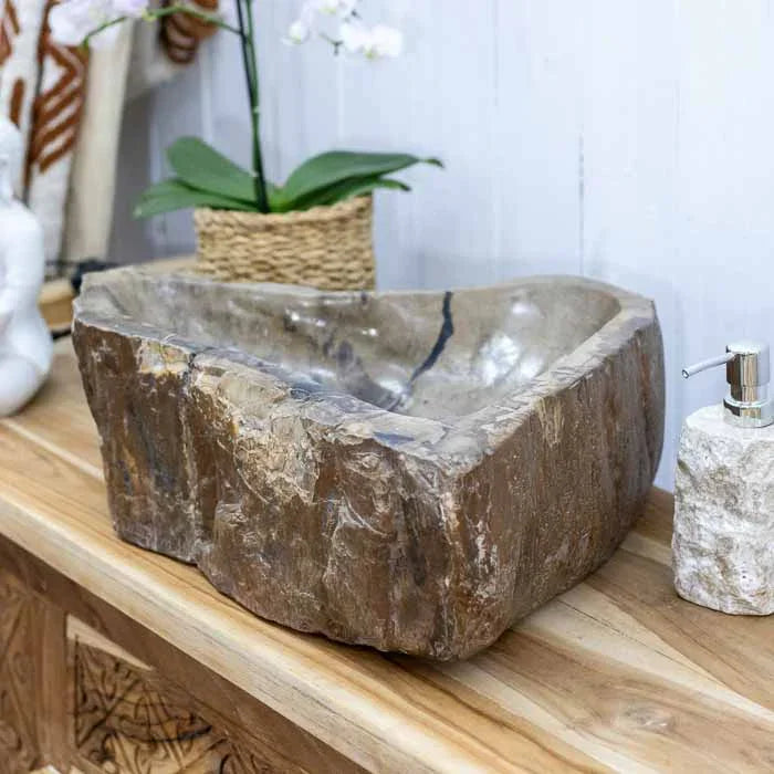 Escultura funcional em pedra, cuba de madeira petrificada com design moderno-rústico.