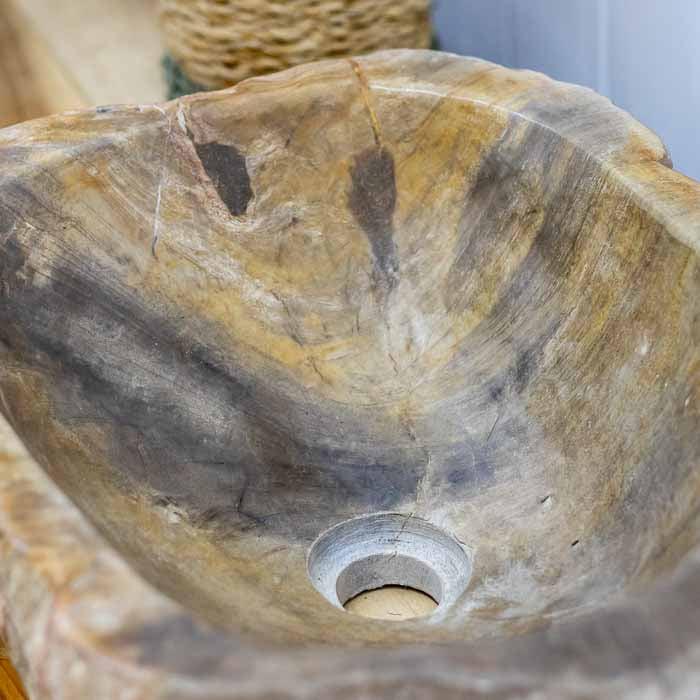 Cuba de sobrepor em pedra petrificada, peça única ideal para design de interiores.