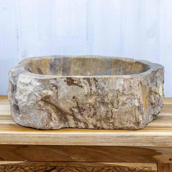 Pia artesanal esculpida que celebra a transformação geológica e a arte indonésia.