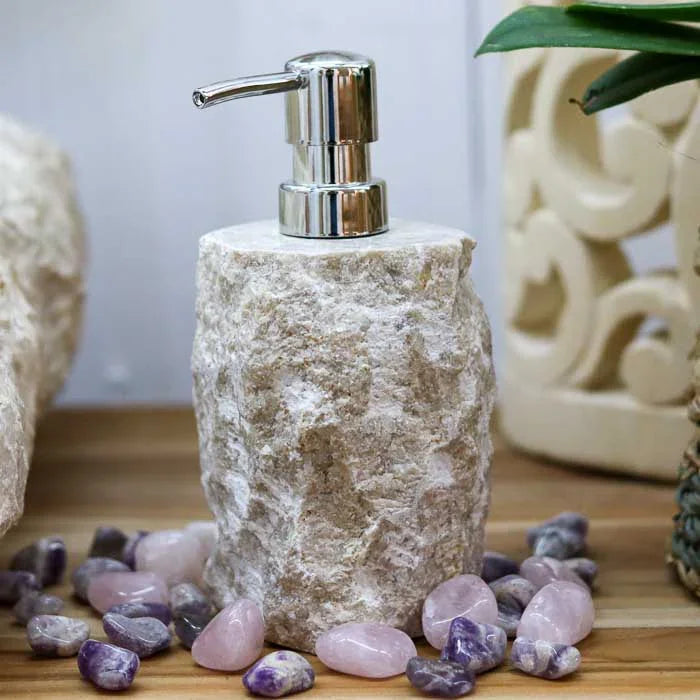 Saboneteira de pedra artesanal clara com textura rústica produzida em Bali para banheiros com estética zen e natural.