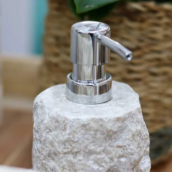Dispenser de pedra natural clara com válvula metálica cromada feito em Bali para composições de Home Decor natural.