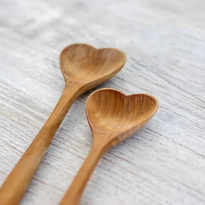 Utensílio de cozinha artesanal da Indonésia com acabamento natural e orgânico.