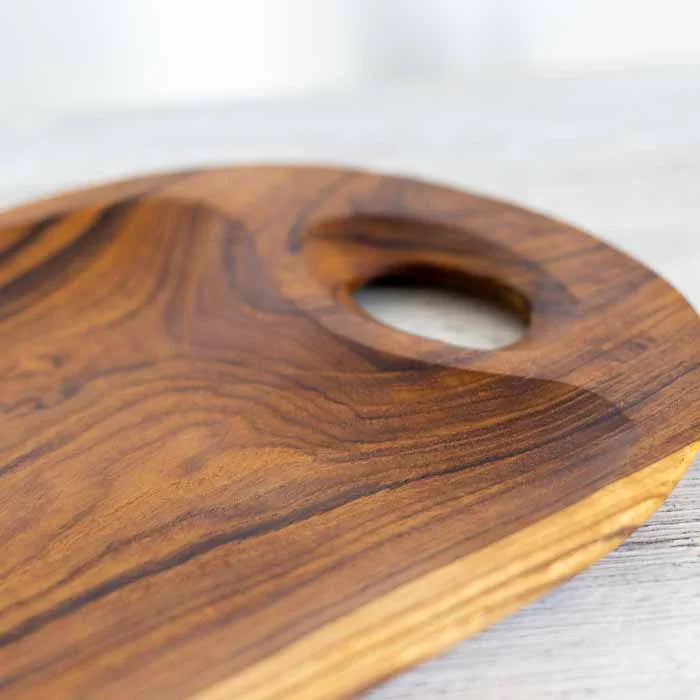 Tábua de servir em madeira artesanal para café da manhã com estética contemporânea.