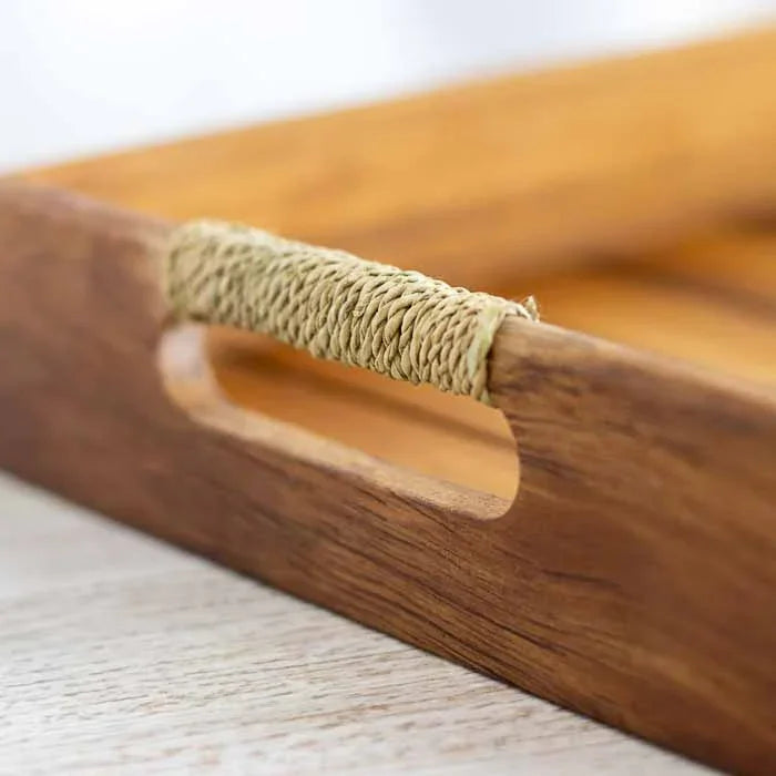 Objeto de servir artesanal da Indonésia com detalhes em fibra natural de sisal.