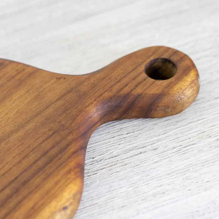 Tábua de madeira decorativa com design assimétrico e furo no cabo para pendurar.