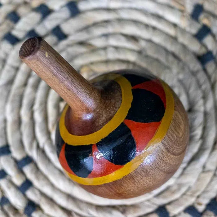 Pião em madeira maciça, feito manualmente, ideal para decoração afetiva.