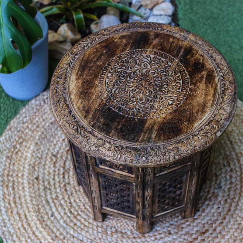 Explore a essência da Índia em sua casa com a Mesa de Carving em Madeira, uma peça exótica e autêntica 🌺🏞️
