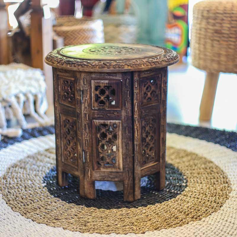 Crie um ambiente único com a Mesa Indiana Carving em Madeira. Um tesouro artesanal para seu espaço 🌸🖌️