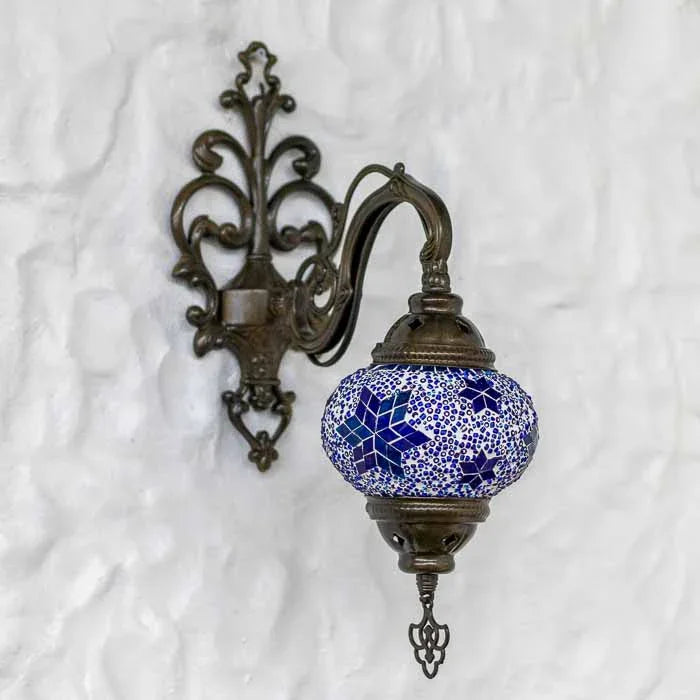 Arandela turca de parede em metal bronze com cúpula de mosaico em vidros azuis e desenhos de estrelas.