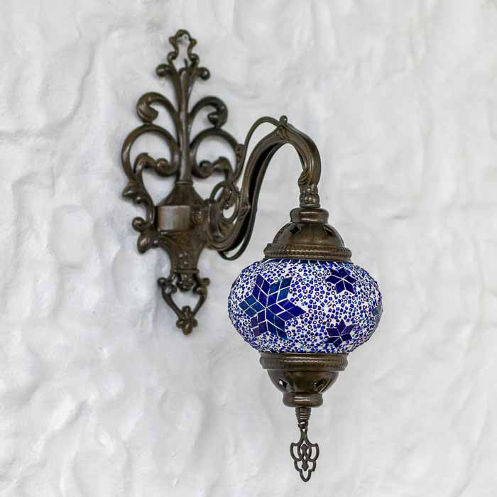 Arandela turca de parede em metal bronze com cúpula de mosaico em vidros azuis e desenhos de estrelas.