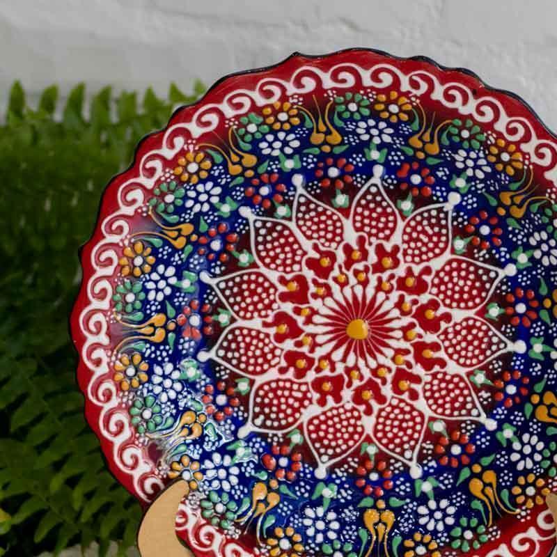 Prato turco artesanal em cerâmica com estampa de mandala floral em relevo e pintura manual colorida.