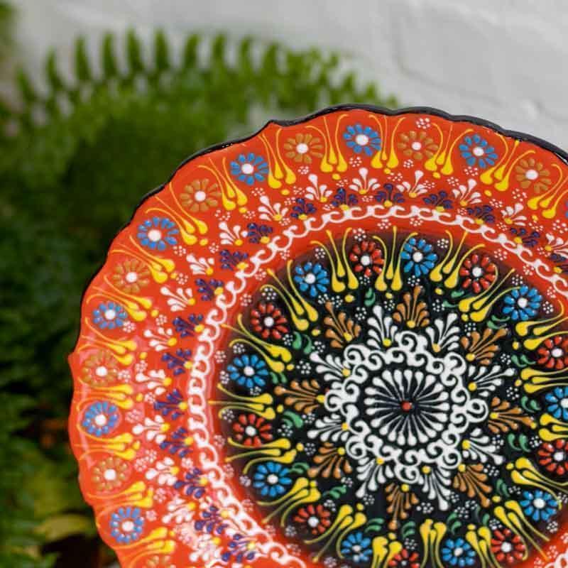 Vista superior de prato artesanal de 30cm, evidenciando a simetria da mandala e o acabamento vítreo de alta qualidade.