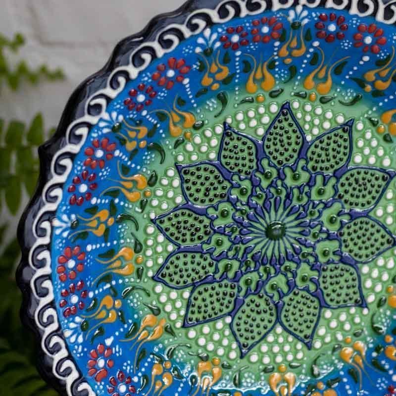 Detalhe do relevo artesanal em mandala colorida, ressaltando a vivacidade dos pigmentos e a tradição turca.