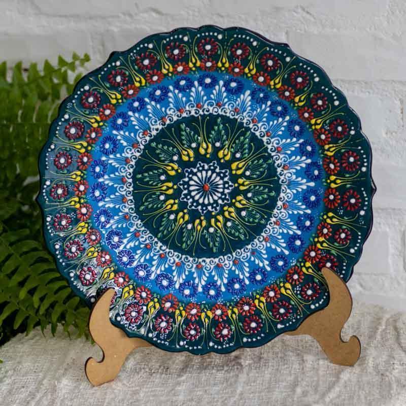 Prato turco mandala floral posicionado em ambiente decorativo, trazendo o misticismo do Oriente para o lar.