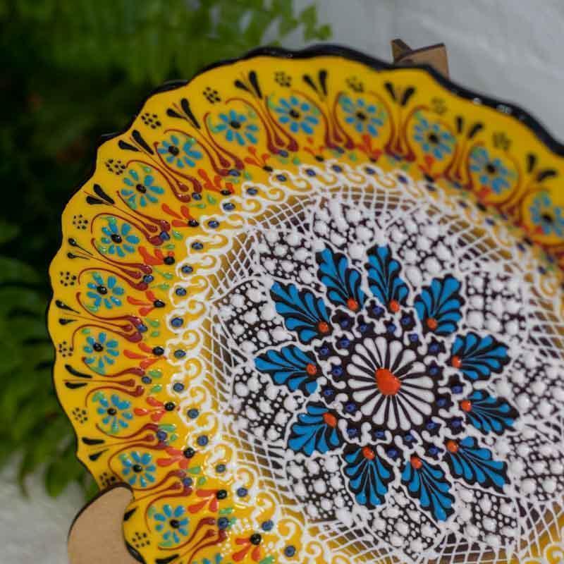 Prato decorativo artesanal em cerâmica turca com pintura colorida à mão e detalhes tradicionais em alto relevo.