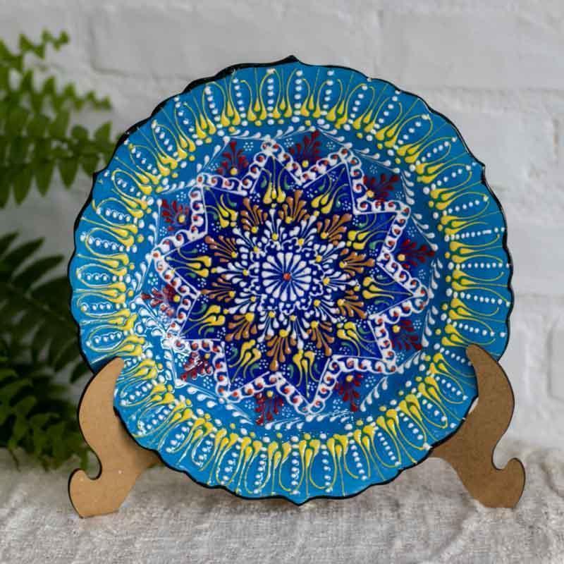 Prato de cerâmica com borda ondulada e pintura étnica, transformando o serviço de mesa em uma experiência cultural única.