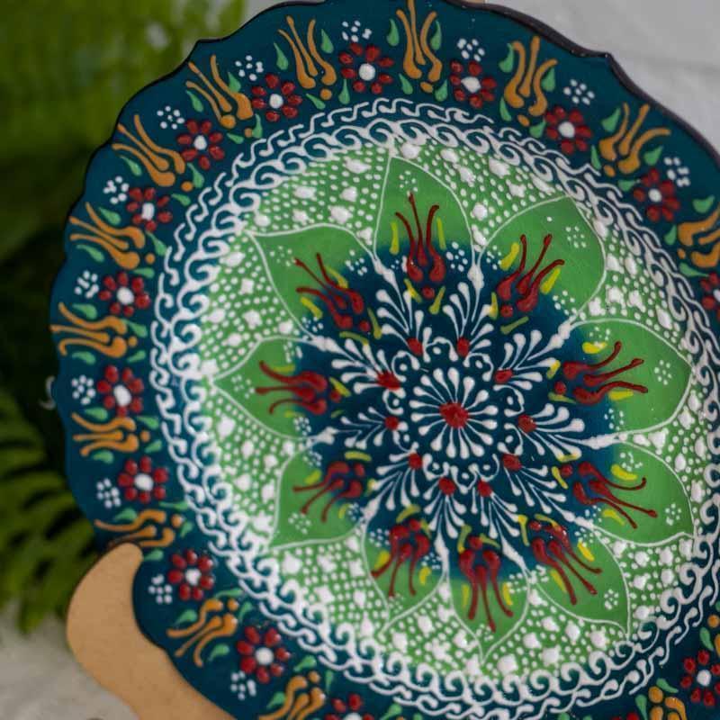 Design oriental autêntico: prato colorido em cerâmica, uma peça que celebra a tradição milenar da Turquia no lar.