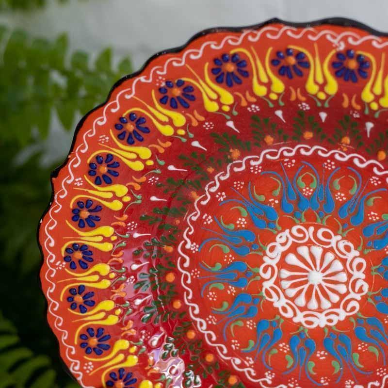 Prato turco de 25cm de diâmetro com cores vibrantes, ideal para compor galerias de pratos de parede ou mesas sofisticadas.
