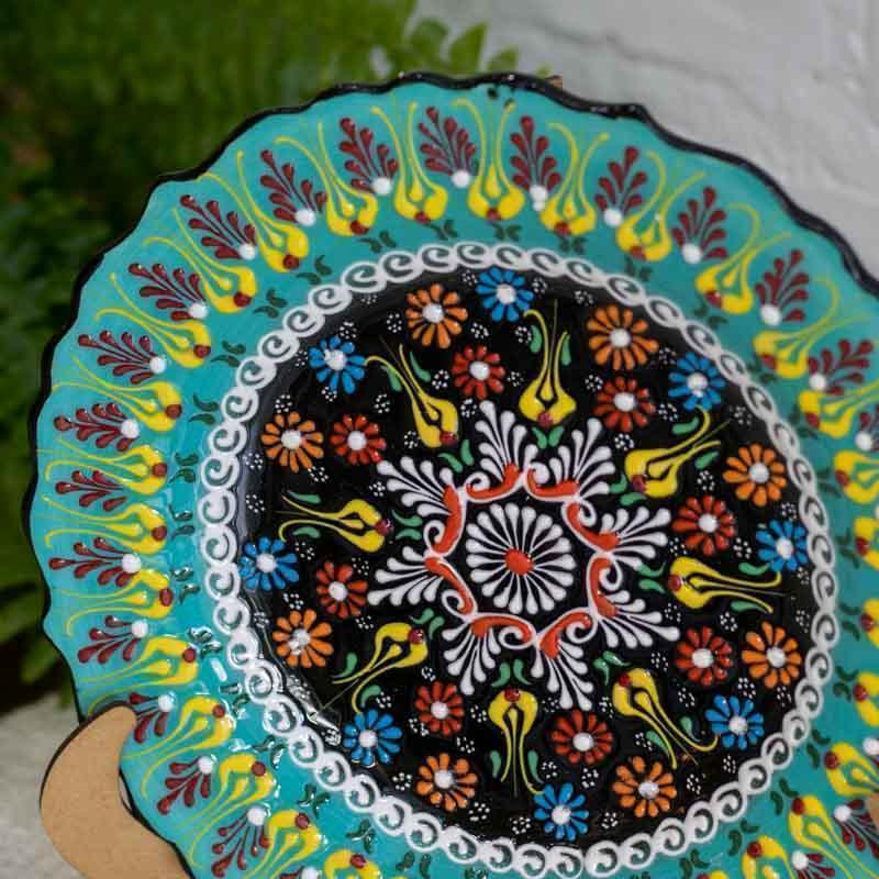 Composição de pratos decorativos turcos na parede, criando um ambiente rico em cores e cultura internacional.