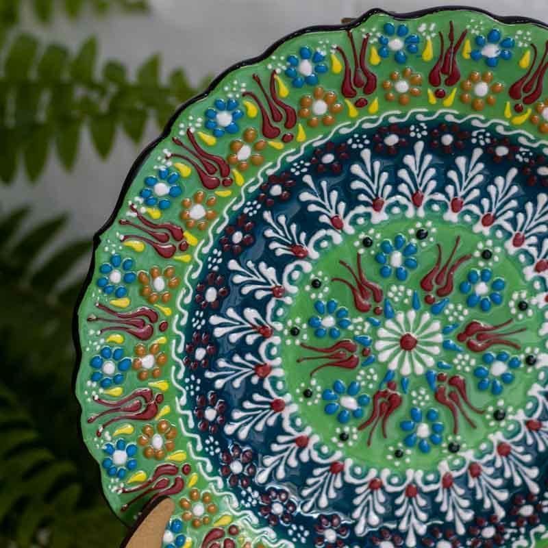 Detalhe central de mandala turca em relevo, mostrando a profundidade das cores e o traço manual de artesãos especializados.