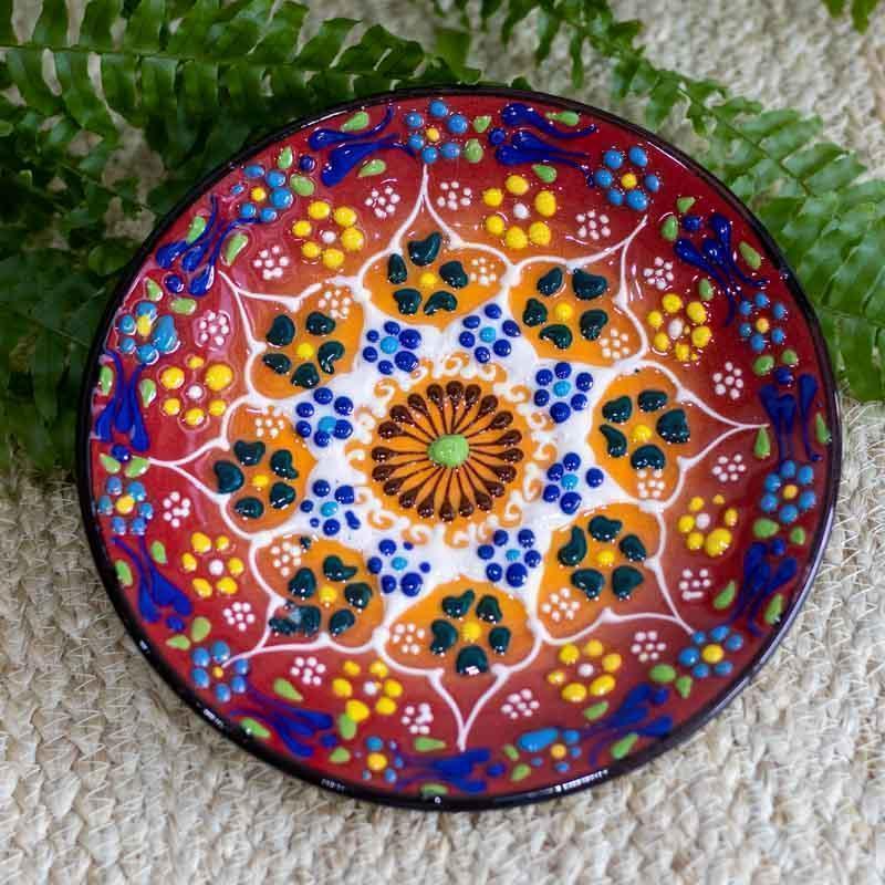 Prato turco artesanal em cerâmica com pintura colorida à mão e padrões tradicionais em relevo, importado da Turquia.