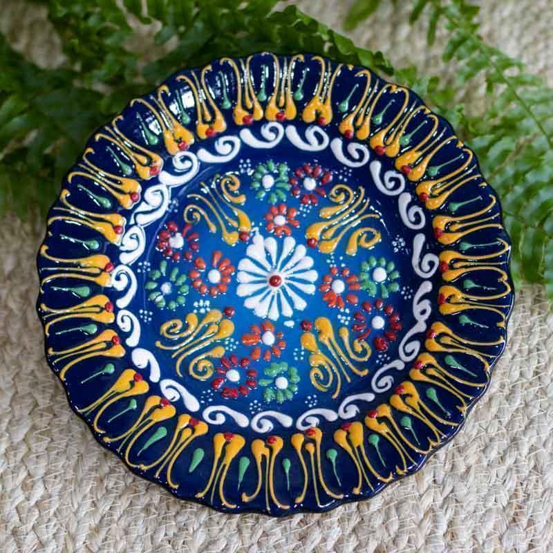 Prato decorativo de 18cm com pintura manual vibrante, ideal para composições de parede ou para servir com elegância.