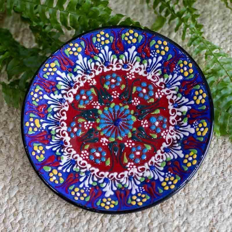 Prato turco pintado à mão posicionado em suporte decorativo, trazendo o misticismo e a arte do Oriente Médio para o lar.