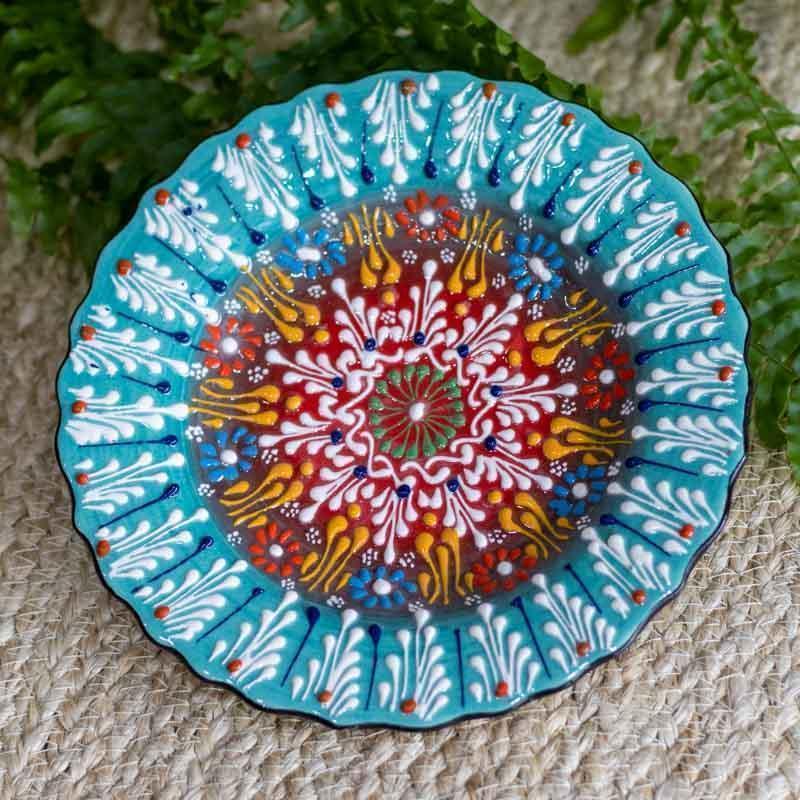 Peça de cerâmica utilitária e ornamental com diâmetro de 18cm, perfeita para presentear ou colecionar arte global.