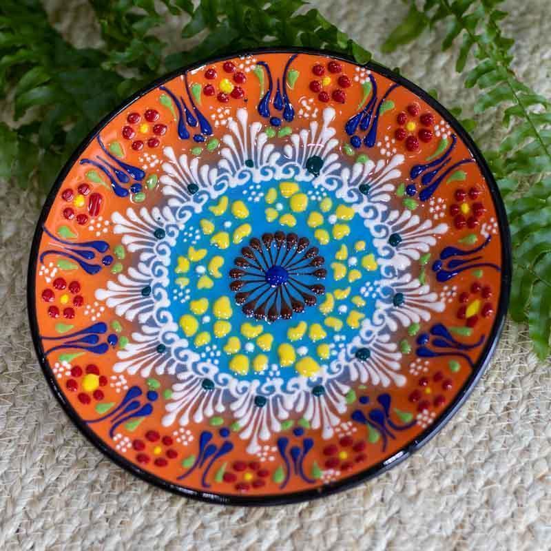 Composição de pratos turcos coloridos na parede, criando um ponto focal de cultura e design artesanal no ambiente.
