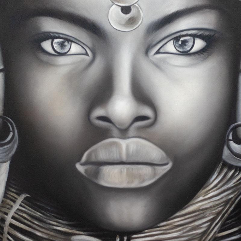 Detalhe artístico de quadro grande P&B importado de Bali, destacando o sombreamento realista e a estética feminina ancestral.