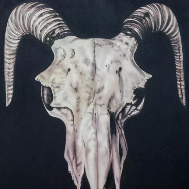 Pintura em tela monumental de caveira de búfalo importada de Bali, com sombreamento realista e fundo preto profundo.