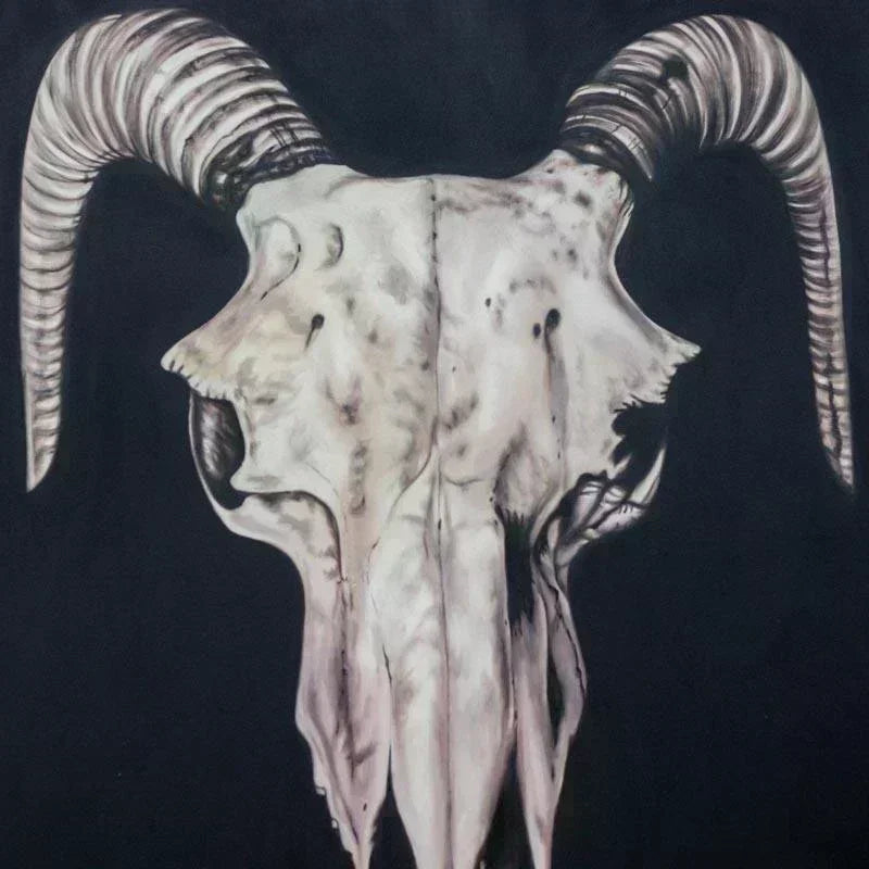 Pintura em tela monumental de caveira de búfalo importada de Bali, com sombreamento realista e fundo preto profundo.