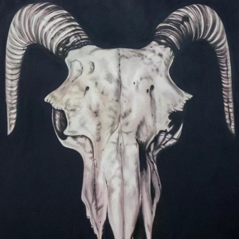 Pintura em tela monumental de caveira de búfalo importada de Bali, com sombreamento realista e fundo preto profundo.