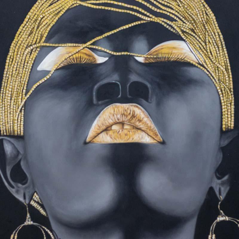 Obra de arte imponente para pé-direito duplo com retrato feminino em preto e branco e acabamentos metálicos dourados.