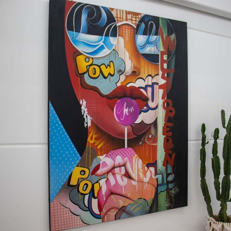 Pintura em tela monumental estilo Pop Art importada de Bali, com cores vibrantes e elementos de arte urbana contemporânea.